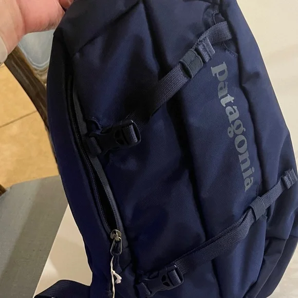 Patagonia Dark Blue Atom Sling 8L NEW with tags!! - Picture 2 of 10